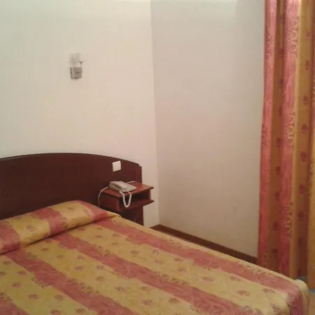 Univers Hotel 2*